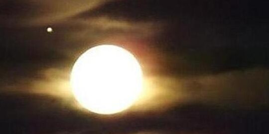 El enigma del punto luminoso junto a la Luna: ¿Qué es? 1 el enigma del punto luminoso junto a la luna que es